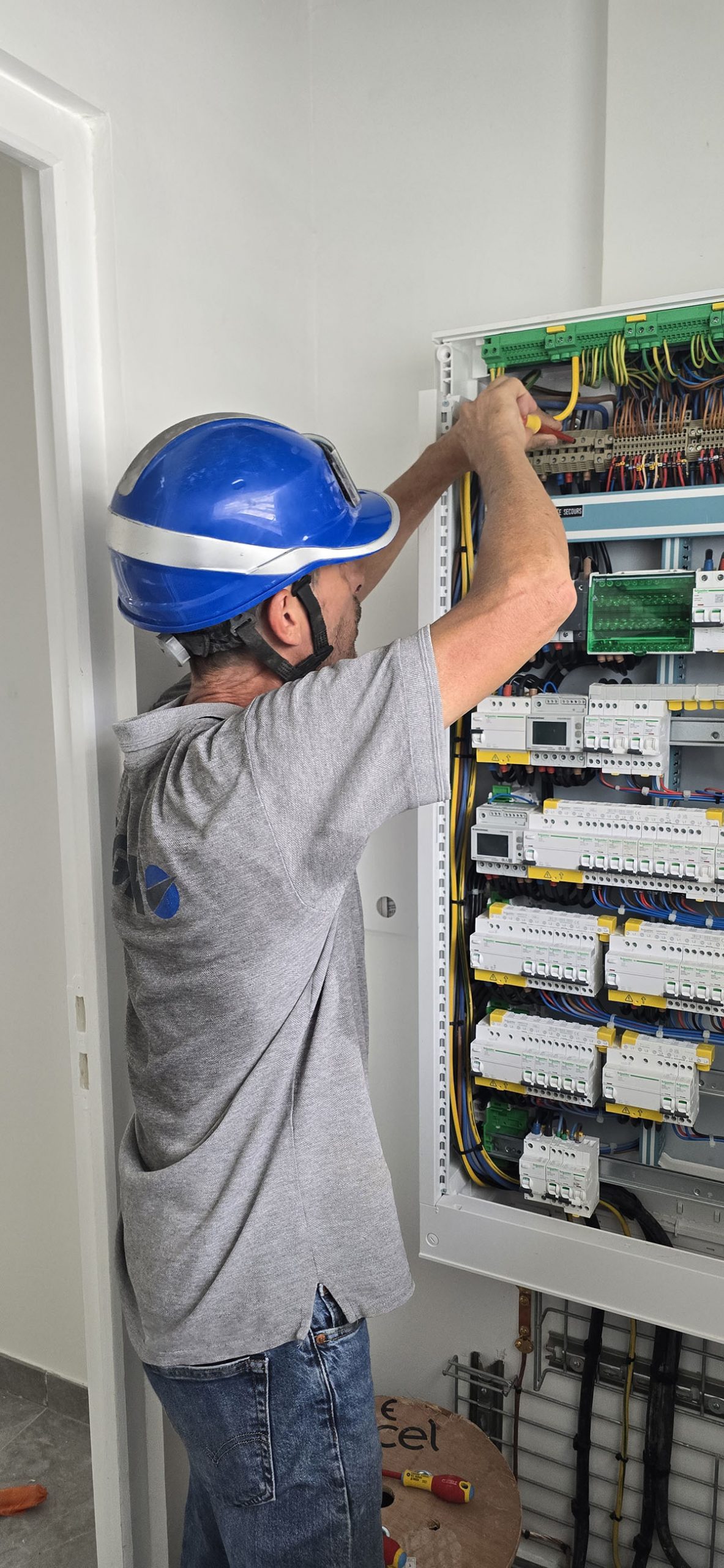 Travaux câblage d'armoires réalisés par EGER Guadeloupe