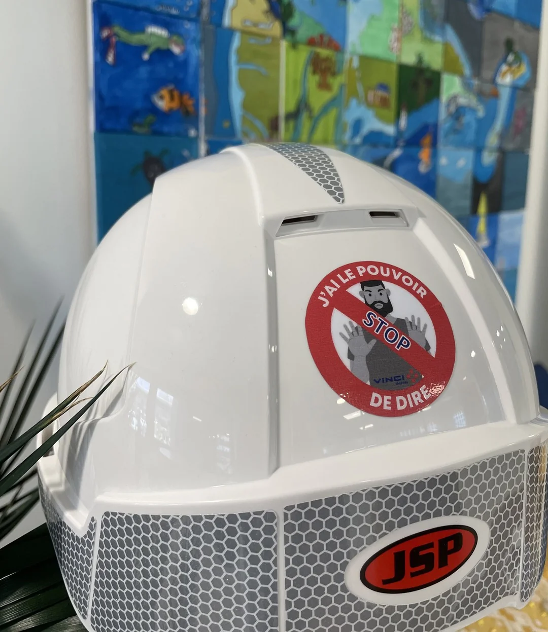 Autocollant DIRE STOP sur casque de chantier chez EGER Guadeloupe