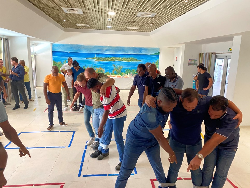 Exercices en groupes pour la Culture sécurité chez EGER Guadeloupe